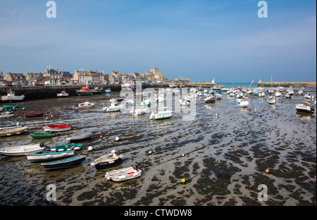 Francia, Normandía, Barfleur, vista del puerto con marea baja.