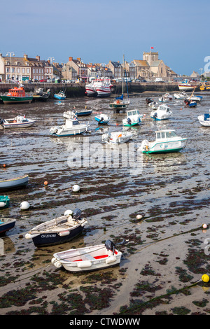 Francia, Normandía, Barfleur, vista del puerto con marea baja.