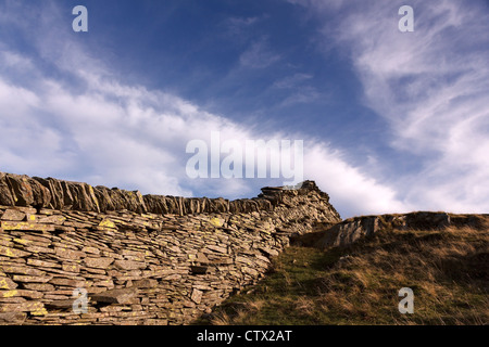 Antigua pizarra drystone muro Lingmoor cayó contra el cielo azul con nubes cirrus, Lake District, Cumbria, Inglaterra, Reino Unido.