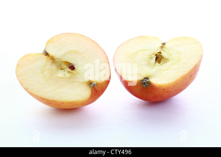 Rodajas de manzana a la mitad Foto de stock