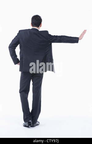 Manos arriba y separar em. Foto trasera de un hombre apoyado contra una  pared urbana con las manos levantadas Fotografía de stock - Alamy