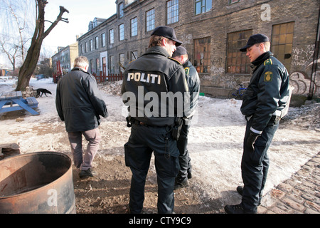 Las patrullas de policía de barrio de Christiania, Freetown Christiania, Copenhague, Dinamarca. Foto de stock