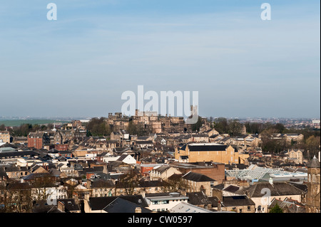 Vista de la ciudad de Lancaster, Reino Unido, vista desde la torre de la Catedral de San Pedro, con la antigua prisión del Castillo de Lancaster en el fondo Foto de stock