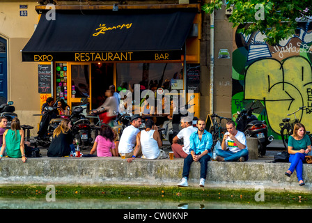 París, Francia, los jóvenes relajándose en el Bar Café Bistro francés "Le Jamapy' Canal Saint Martin, el estilo de vida francés auténtico