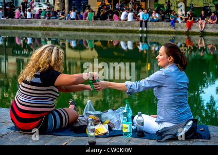 París, Francia, Picnic de mujeres francesas, Compartir bebidas fuera, en el Canal Saint Martin, auténtico estilo de vida francés, MUJER QUE BEBE FUERA, jóvenes QUE BEBEN Foto de stock