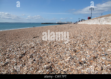 Ciudad de Portsmouth, Inglaterra. La playa de guijarros en Southsea con el South Parade Pier en el fondo. Foto de stock