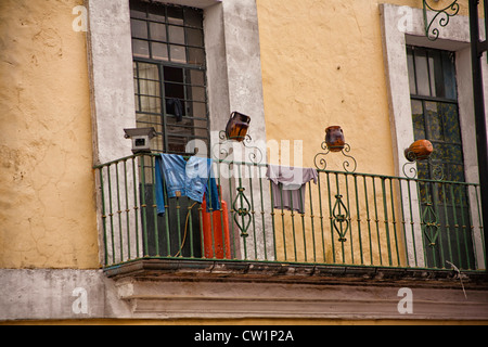 Ropa colgando de un balcón en Puebla, México Foto de stock
