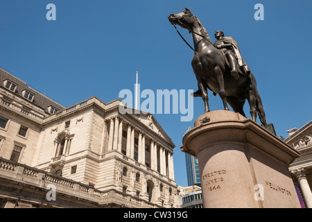 El Banco de Inglaterra, y el Duque de Wellington estatua, Threadneedle Street, Londres, Inglaterra Foto de stock