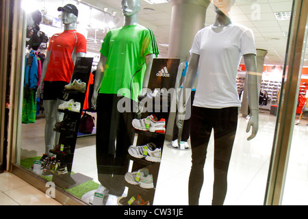 congestión Morgue Predicar Mostrar ropa atlética, Adidas Store, SoHo, NUEVA YORK, EE.UU Fotografía de  stock - Alamy
