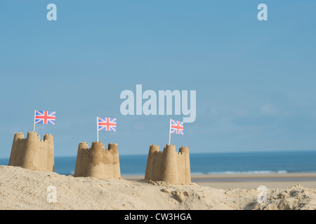 Union Jack banderas en los castillos de arena en una duna de arena. Wells junto al mar. Norfolk, Inglaterra Foto de stock
