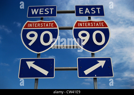 Esta señal de carretera en New York State Freeway. Señala en dirección a la ruta 90 para ir hacia el este o el oeste. Los signos son azul rojo y blanco Foto de stock