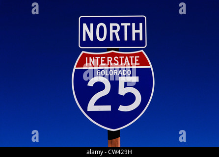 Este es un cartel que indica la carretera Interestatal 25 hacia el norte. El signo es el azul, el rojo y el blanco contra un cielo azul. Foto de stock