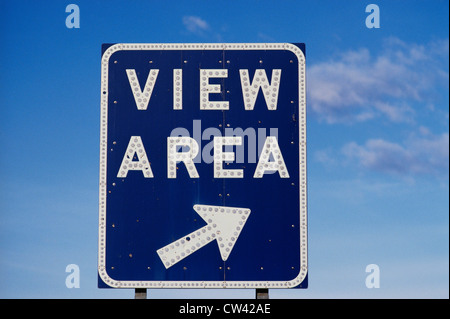 Este cartel que dice ver Área con flecha blanca hacia la derecha. firmar contra el cielo azul con nubes blancas en el fondo. Foto de stock