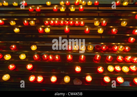 Velas dentro de la catedral de Notre Dame de la Garde, Marsella, Francia