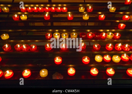 Velas dentro de la catedral de Notre Dame de la Garde, Marsella, Francia