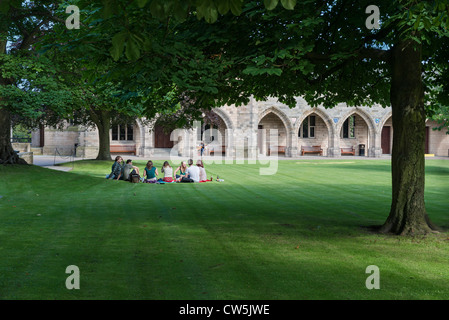 Estudiantes en el college green en el Kings College, Aberdeen Foto de stock