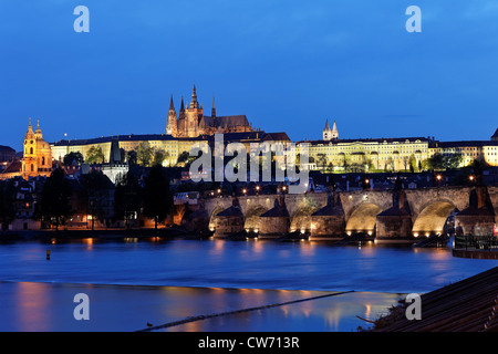 Praga de noche, el Puente de Carlos, el Castillo de Praga Hradcany y Moldova, República Checa, Praga