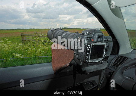 Cámara fotográfica sobre bean bag acostado en la ventanilla de un automóvil, Holanda, Nijkerk Foto de stock