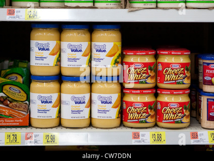 Dip De Queso Cheddar Productos En Archivar De Wal Mart Store Incluyen Kraft Cheez Whiz De Marca Y Producto Comparable En Generic Fotografia De Stock Alamy