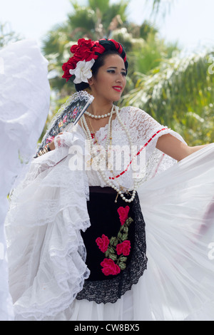 Bailaora realiza paso tradicional vestido rojo clásico traje, peinado y  forma Fotografía de stock - Alamy
