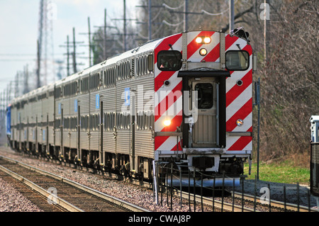 Ginebra, Illinois, EE.UU. Un tren de Metra rumbo a Chicago.