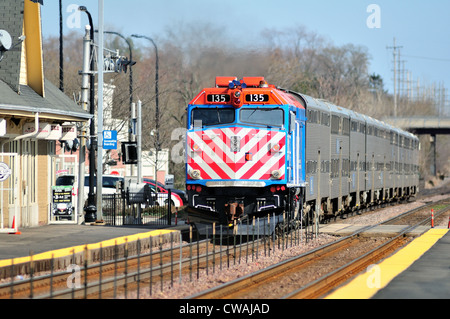 Metra tren sale de la estación de Geneva, Illinois del Día de San Patricio se dirigió a Chicago. Ginebra, Illinois, EE.UU.