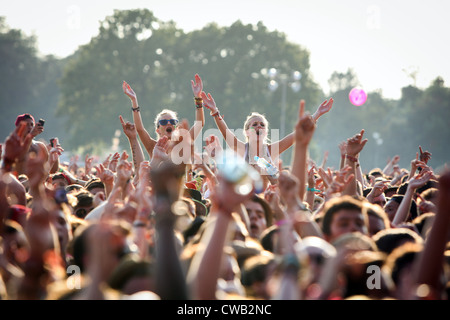 La gente disfruta de la música en vivo en el V Festival en Hylands Park, Chelmsford, Essex Foto de stock