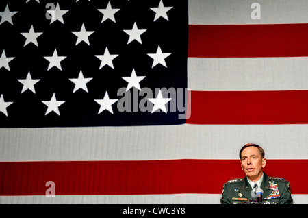 El General David H. Petraeus Comandante de las fuerzas estadounidenses en Irak hablando en noviembre 4 de 2009 en Colorado Springs, Colorado. En