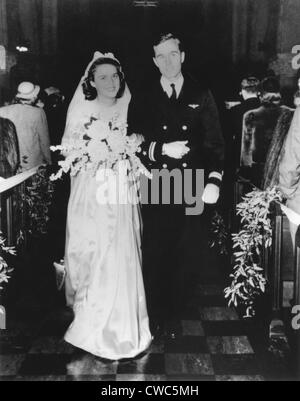 El futuro presidente de EEUU, George H.W. Bush y Barbara Bush en el día de su boda en centeno en Nueva York. El 6 de enero de 1945. Foto de stock