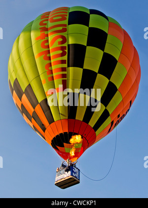 Airborne en globo de aire caliente en la Bristol International Balloon Fiesta Foto de stock