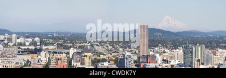 El centro de Portland, Oregón, ciudad con el Monte Hood Panorama Foto de stock