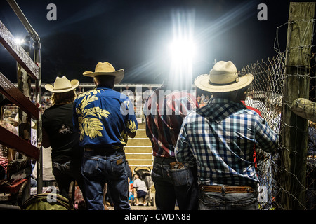 Cowboys ver un evento de rodeo, Cowtown, Nueva Jersey, EE.UU. Foto de stock