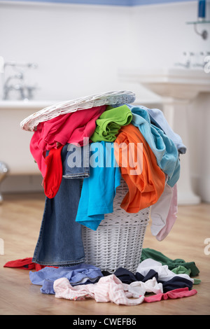 pila de ropa sucia en la cesta de lavado, cesta de ropa colorida limpia  Fotografía de stock - Alamy