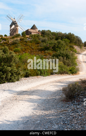 La vía que conduce a un molino de viento restaurado cerca de Faugeres en el Parque Natural de Haut-Languedoc, Francia. Foto de stock