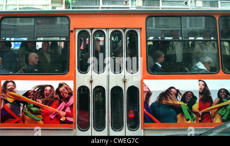 Tranvía con publicidad de colores unidos de Benetton en Sofia Foto de stock