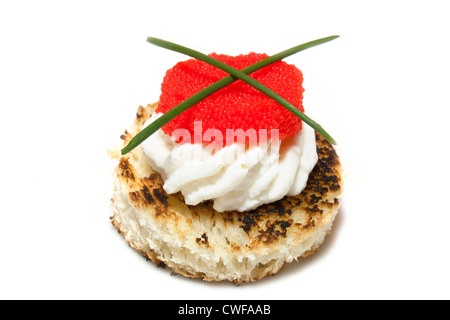 Canapés de caviar rojo y negro decorado con cebollino, sobre fondo blanco.