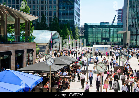 Canary Wharf.Alrededor de 90.000 personas trabajan en Canary Wharf y es el hogar de la sede europea o mundial de numerosos bancos.UK