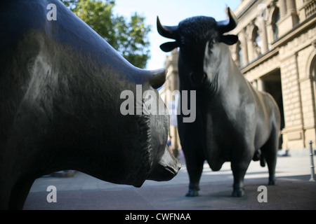Bull y bear en la parte delantera de la Bolsa de Frankfurt Foto de stock