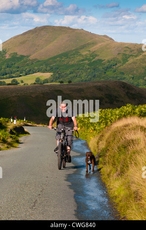 Un ciclista encima de la larga Mynd, Shropshire Foto de stock