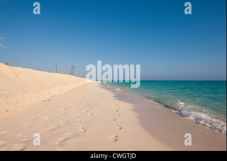Huellas pasos en la arena de la playa en Sol Cayo Santa Maria Resort, Cayo Santa Maria, Cuba. Foto de stock