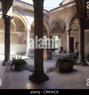 Brescia: el claustro de la iglesia de San Francesco d'Assisi Foto de stock