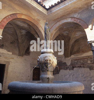 Brescia: fuente en el claustro de la iglesia de San Francesco d'Assisi Foto de stock
