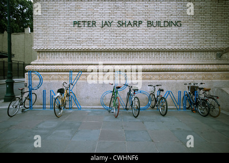 Bastidores de bicicletas recién instalado, diseñado por el ex miembro de la banda Talking Heads David Byrne en Brooklyn en Nueva York