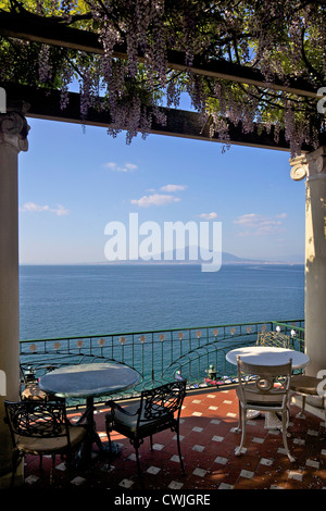 Terraza con vistas al Vesubio y la Bahía de Nápoles en el Hotel Bellevue Syrene en Sorrento, Riviera Napolitana, Campania, Italia