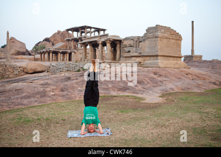Hacer yoga en la colina Hemakuta en Hampi Foto de stock