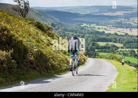 Un ciclista encima de la larga Mynd, Shropshire Foto de stock