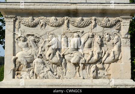 Bajorrelieves de soldados romanos o combates del Ejército Romano en la escena de batalla en el mausoleo del Julii (c40BC) Glanum Saint-Rémy-de-Provence Francia Foto de stock