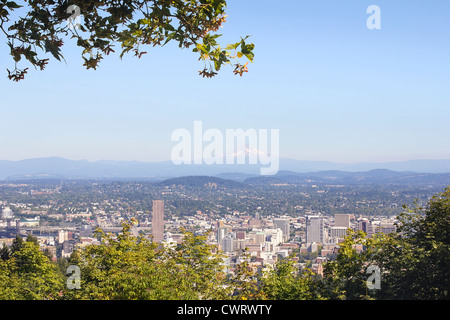 Portland, Oregón, el centro de la ciudad y el paisaje con el Monte Hood y árboles Foto de stock