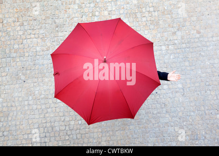Hermosa con sombrilla comprobación de lluvia de stock - Alamy
