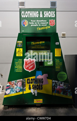 Reciclaje de ropa operada por el Ejército de Salvación de la caridad cristiana. Foto de stock